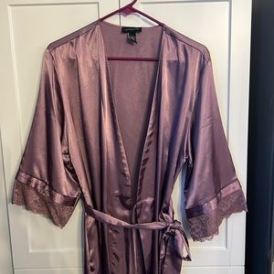 Robe - large/X-Large silk feeling robe (100% polyester)
